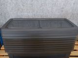 un conteneur en plastique posé sur une palette en bois