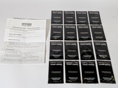 de nombreuses cartes de visite noires et blanches posées sur une table blanche
