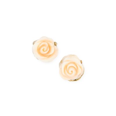 une paire de boucles d'oreilles ornées de fleurs blanches sur fond blanc