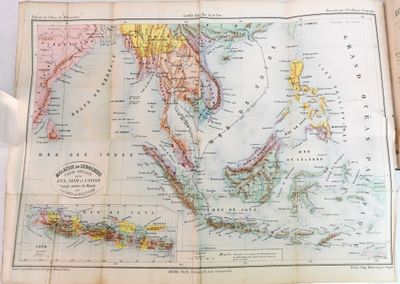 une vieille carte des Philippines et les Philippines posées sur une table