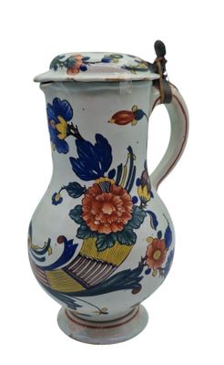 un vase muni d'un couvercle orné de fleurs