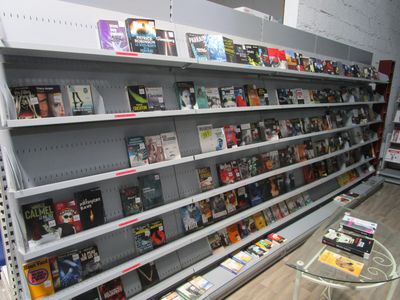 beaucoup de livres sur les étagères du magasin