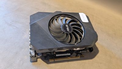 un gros plan d'une carte graphique surmontée d'un ventilateur