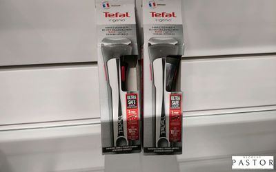 deux brosses à dents posées sur une étagère