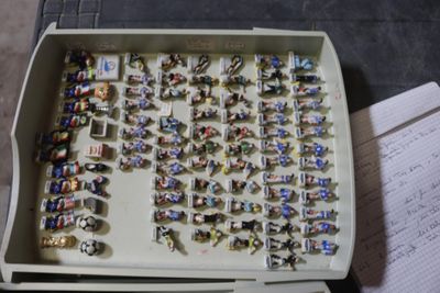 une boîte contenant de nombreuses épingles, posée sur une table
