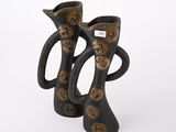 deux vases posés l'un à côté de l'autre sur une table