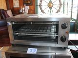 l'image d'un grille-pain four posé sur un comptoir