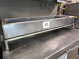 plan de travail en acier inoxydable dans une cuisine professionnelle, sur lequel figure un numéro