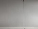 une photo en noir et blanc d'un lampadaire posé sur une surface blanche