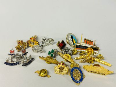 de nombreuses épingles et broches sur un fond blanc