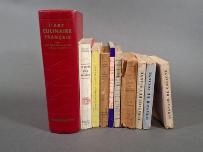 plusieurs livres sont empilés sur une surface grise