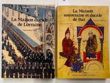 deux livres sont posés l'un à côté de l'autre sur une table