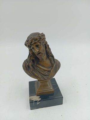 buste en bronze représentant un homme barbu, posé sur un socle en marbre