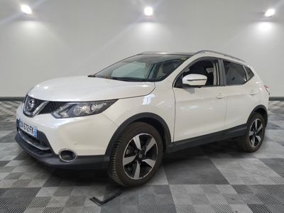 le suv blanc de nissan est garé sur un carrelage en damier