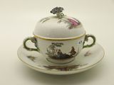 une tasse et une soucoupe posées sur une soucoupe, elle-même posée sur une assiette