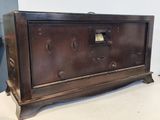une vieille radio posée sur une table dans une pièce