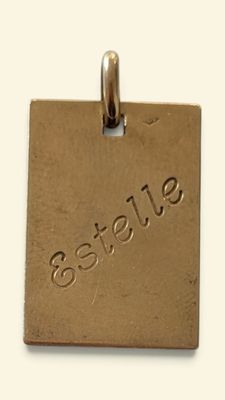 une image représentant une plaque métallique sur laquelle est gravé le mot « fearless »
