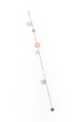 gros plan d'un collier sur fond blanc