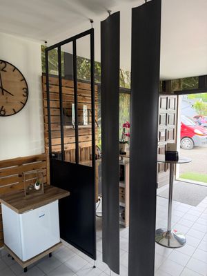 une horloge accrochée au mur au-dessus d'un banc dans une pièce