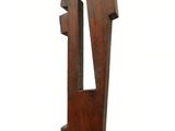 une sculpture en bois représentant un homme et une femme sur fond blanc
