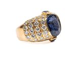 un gros plan d'une bague sertie d'un saphir bleu et de diamants blancs