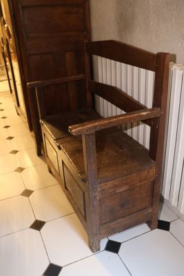 Banc coffre dit "a sel" en bois naturel mouluré ouvrant par … - Photo 1