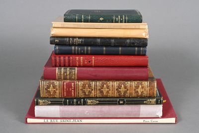 des livres empilés les uns sur les autres, les uns sur les autres
