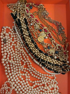 Lot de bijoux fantaisie dont collier de perles d'imitation, …