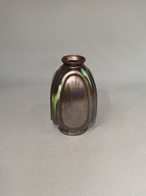 un petit vase en verre orné d'une rayure verte