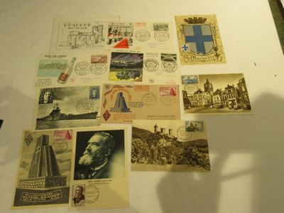 de nombreux timbres différents posés sur une table, avec l'ombre d'une personne