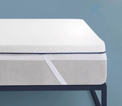 un gros plan du surmatelas posé sur un sommier