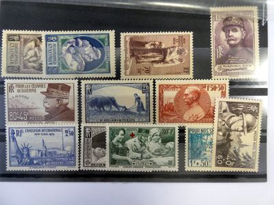 une photo d'une collection de timbres exposée
