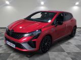 une voiture rouge garée sur le sol en damier d'un garage