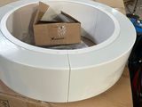 un grand saladier blanc posé sur une boîte en carton