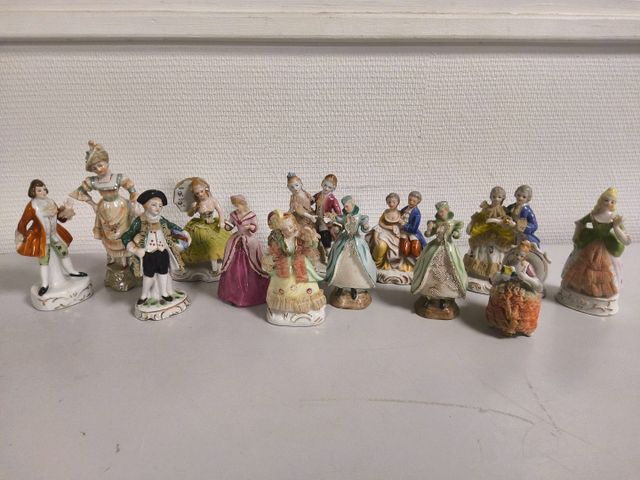 Lot de 13 figurines de vitrine en porcelaine polychrome