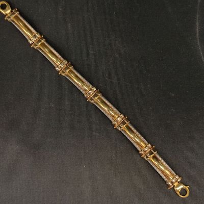un bracelet en or orné d'un motif de bambou