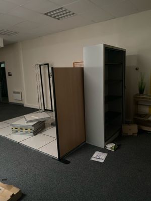 Ensemble de mobilier de bureau comprenant : Armoire métalliq…