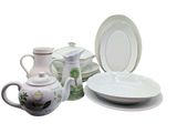 beaucoup d'assiettes et de tasses blanches sur la table