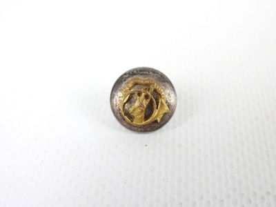 un gros plan d'un bouton sur une surface blanche
