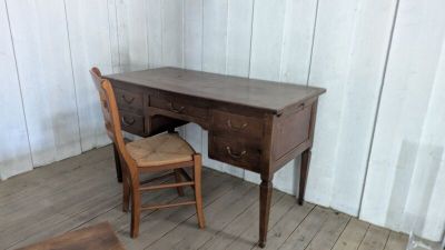 un bureau en bois avec une chaise devant