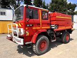 un camion de pompiers rouge garé sur un parking