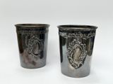 paire de tasses anciennes en métal argenté, ornées d'un blason et d'un emblème