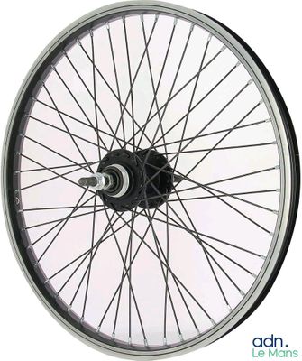la roue avant d'un vélo à rayons sur fond blanc
