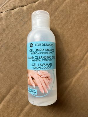 un gros plan sur un flacon de gel hydroalcoolique posé sur une table