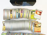 beaucoup de cartes dans une boîte posée sur la table