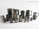 de nombreux types différents d'objets en pewter sur un fond blanc