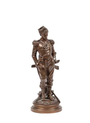 une statue en bronze représentant un soldat armé d'un fusil, posée sur un socle