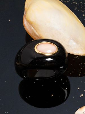 Importante bague bandeau en onyx taillé et poli, centrée d'u…