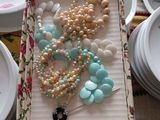 une boîte contenant un tas de perles et de perles de verre