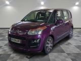 une photo d'une Citrole violette garée dans un showroom